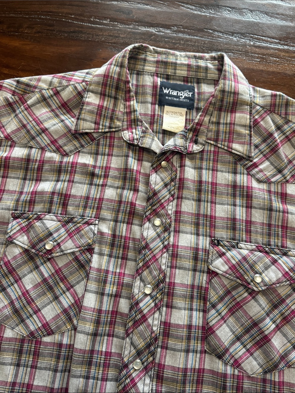 Wrangler Short-Sleeve Plaid Button-Down Shirt in Red and Cream - Picture 4 of 6